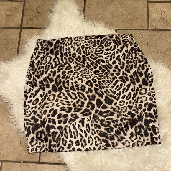 CAbi 4609 Sophia Leopard Print Stretch Mini Skirt - Picture 1 of 9